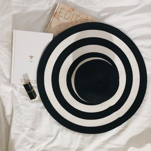 BLACK AND WHITE STRIPE FLOPPY HAT
